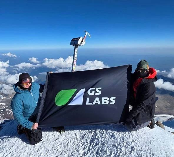 Флаг GS Labs – на вершине Эльбруса